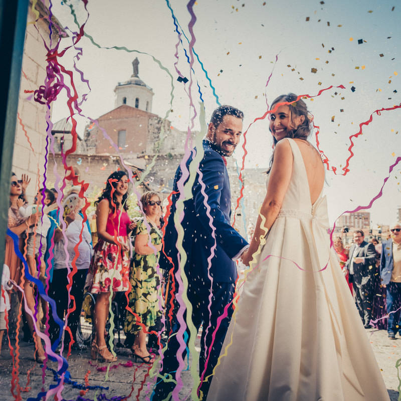 Fachada del Balneario de Olmedo y una pareja recien casada.